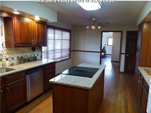 3rd image of 81 Kinwood Dr