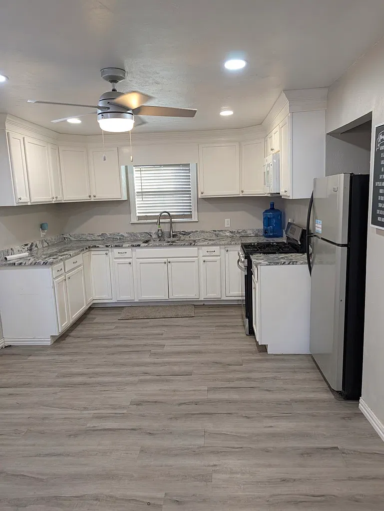 Spacious 4-Bed Single Family Home . — Photo 4
