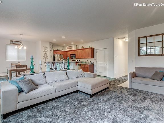 4th image of 299 SE Highcreek Ln