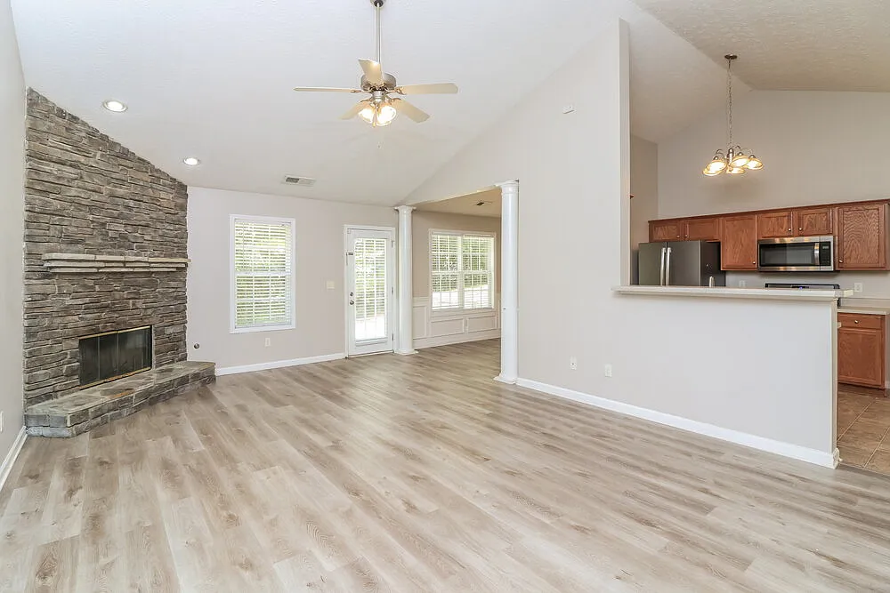 3 bed, 2.0 bath, 1576 sqft, $2,480 — Photo 4