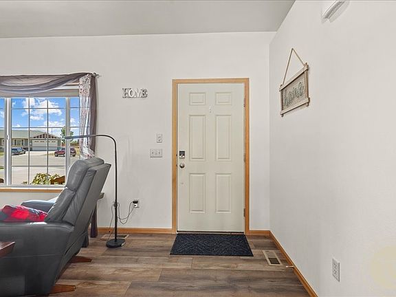3rd image of 823 Siesta Ave