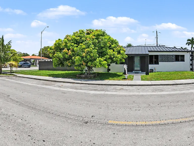 331 W 40th Pl — Photo 1