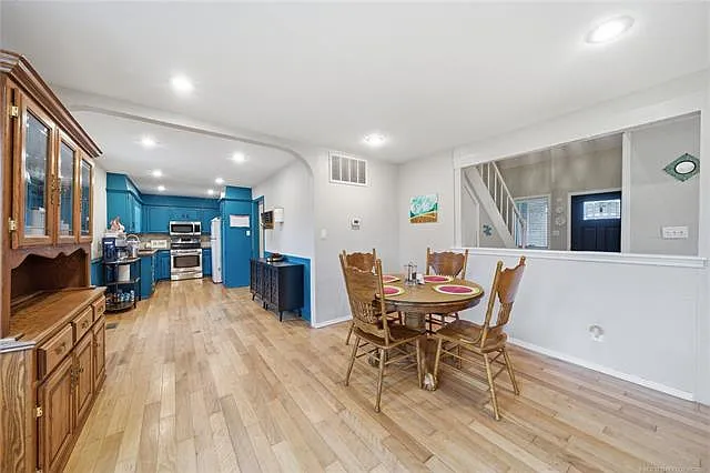 1112 W Queens Pl — Photo 4