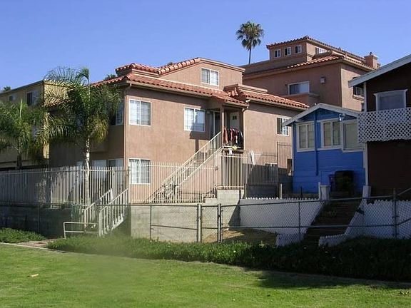 3rd image of 4756 W Point Loma Blvd
