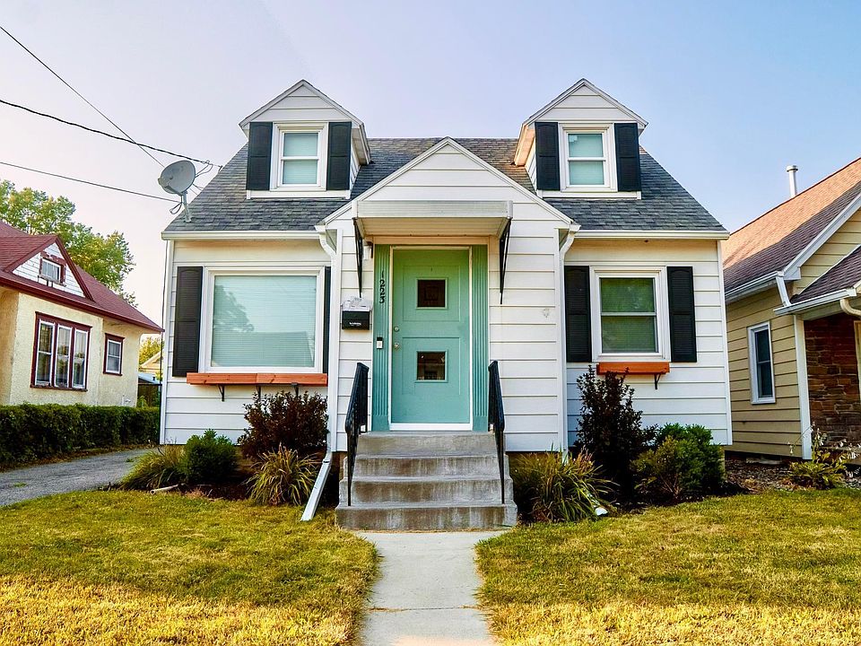 1st image of 1223 2nd St NE