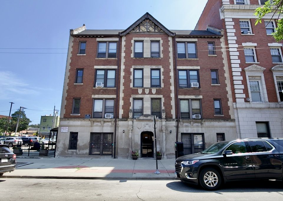 1st image of 3345 N Marshfield Ave APT 203