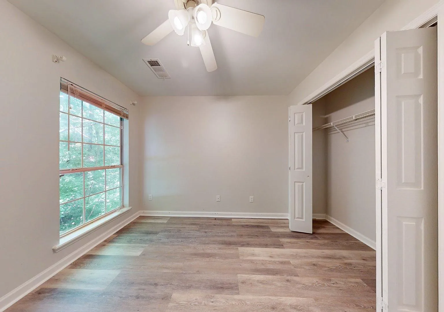 Spacious Auburn Duplex in Prime Location — Photo 3