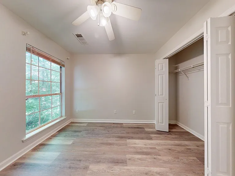 500-502 Greentree Ter — Photo 3