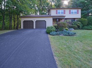 26 Wiltshire Way, Niskayuna, NY 12309