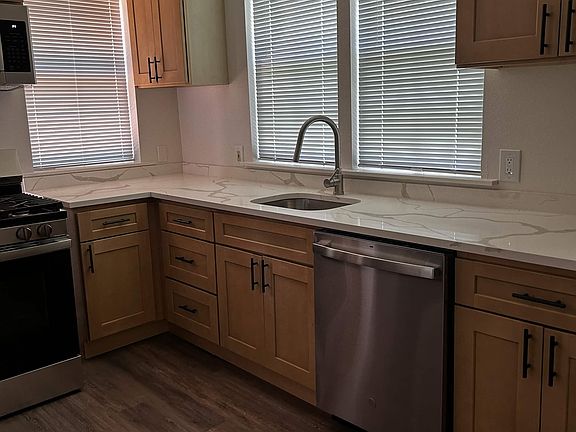 5th image of 3043 SE 9th Ave