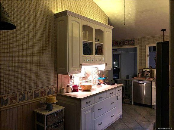 5th image of 10 Elkin Dr