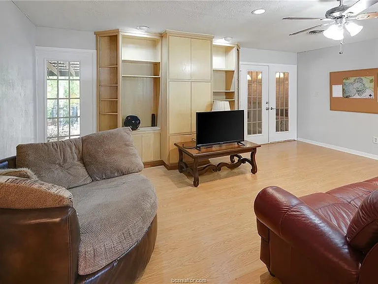 305 Brookside Dr W — Photo 10