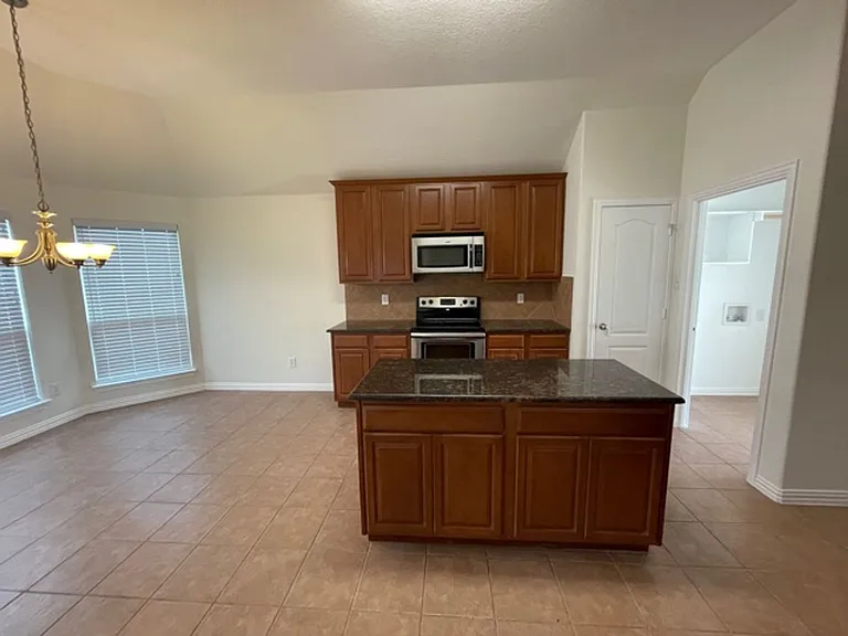 1601 White Willow Ln — Photo 6
