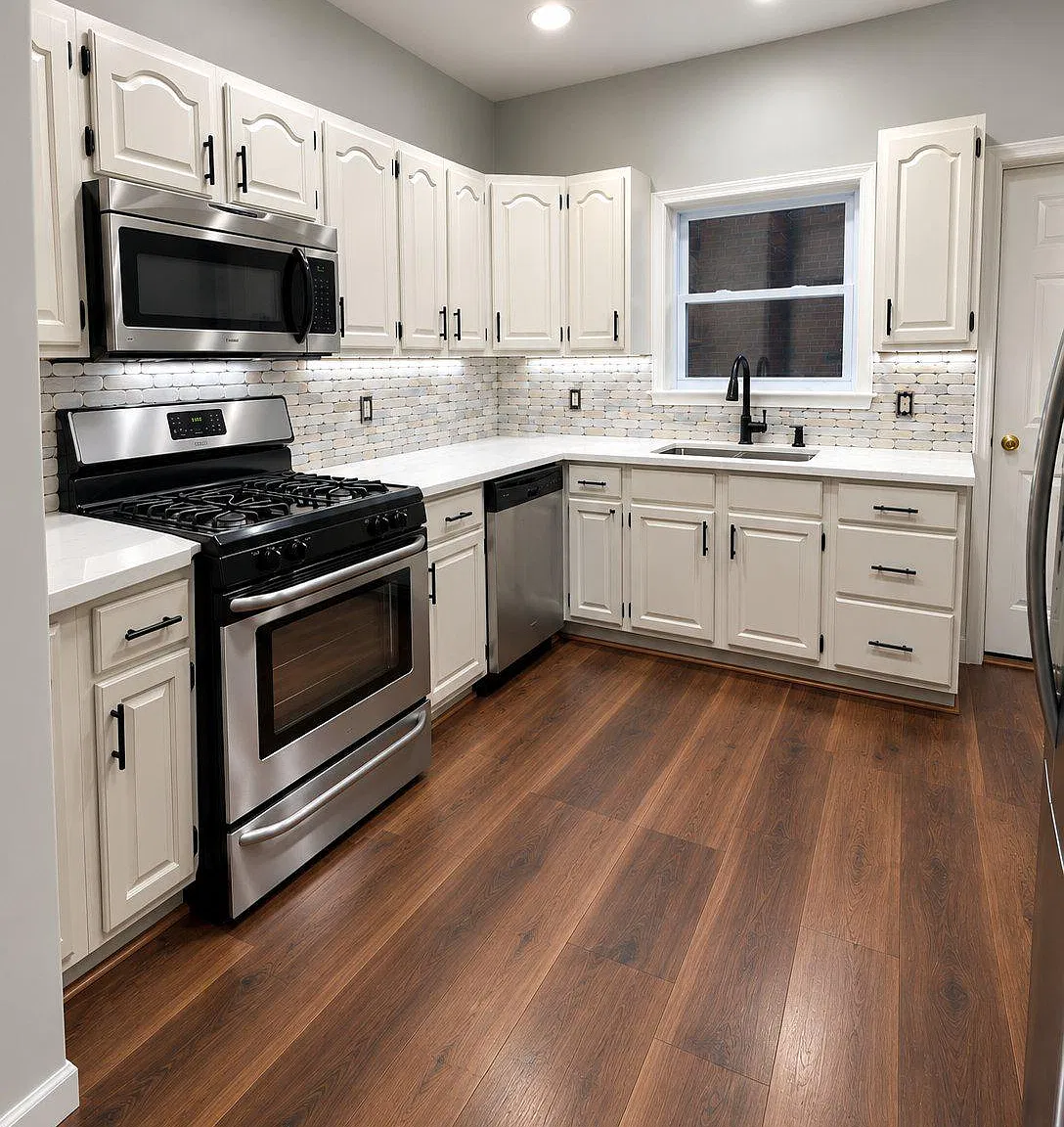 3 bed, 1.0 bath, 1024 sqft, $2,300 — Photo 2