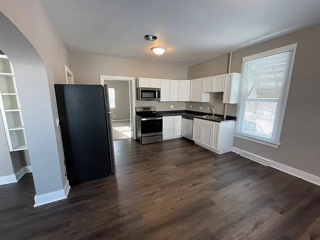 6 bed, 2500 sqft, $4,500 — Photo 3