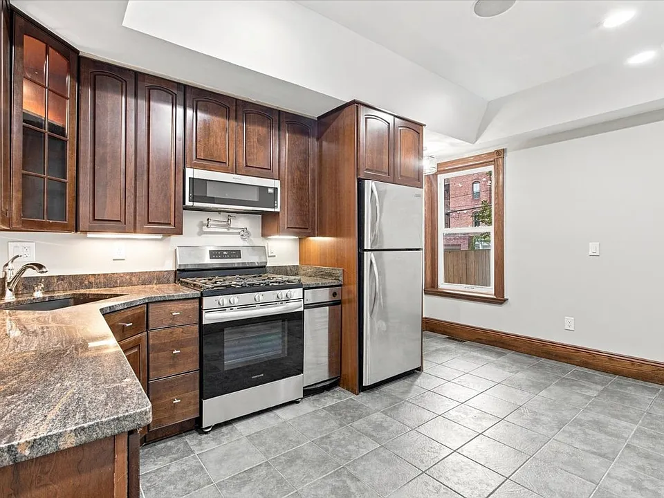9 Strathmore Rd #8