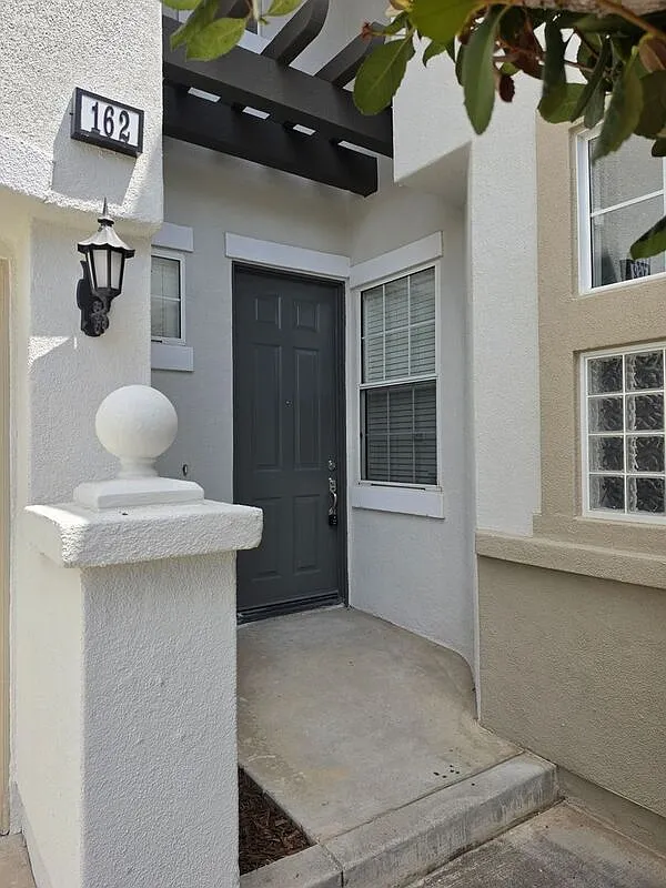 4 bed, 2.5 bath, 1696 sqft, $4,800 — Photo 4