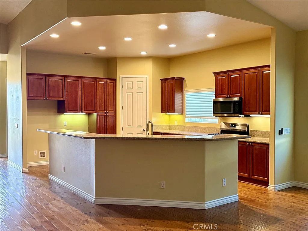 3 bed, 2553 sqft, $2,400 — Photo 2
