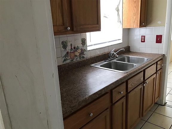 3rd image of 944 Roberts Blvd