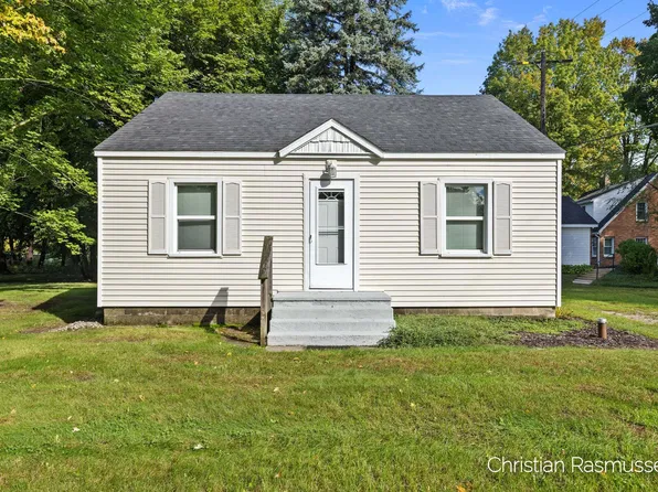 112 Fairview Dr, Greenville, MI 48838