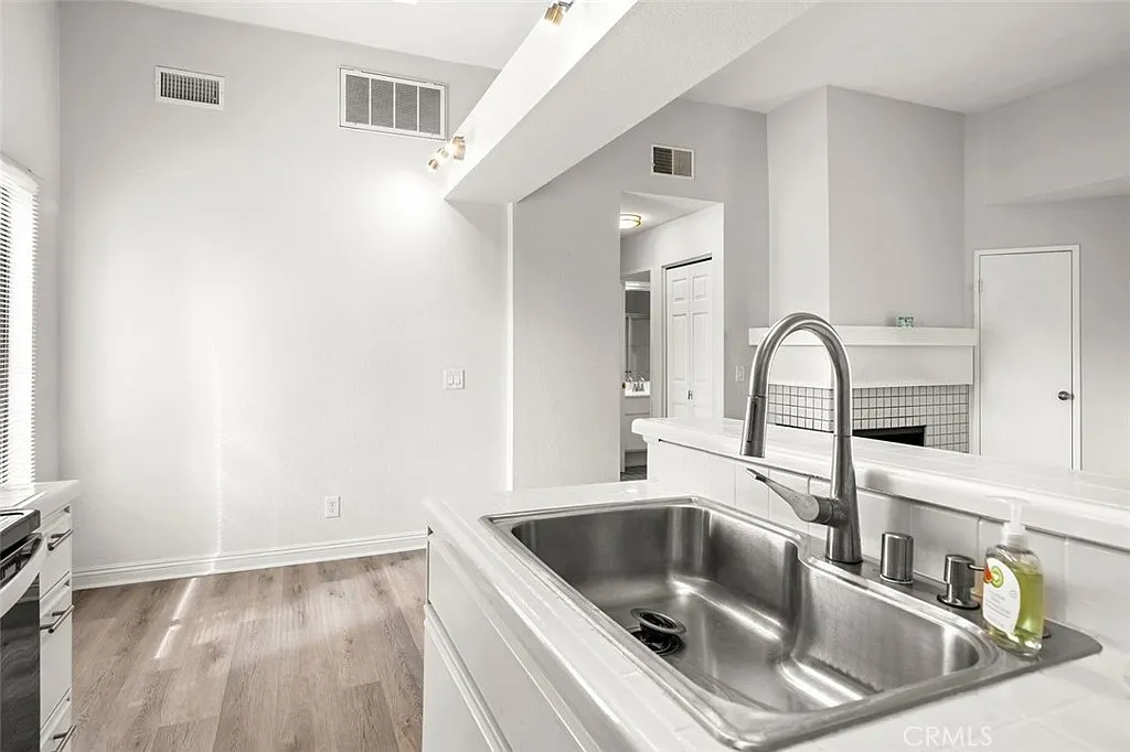 2 bed, 915 sqft, $2,950 — Photo 4