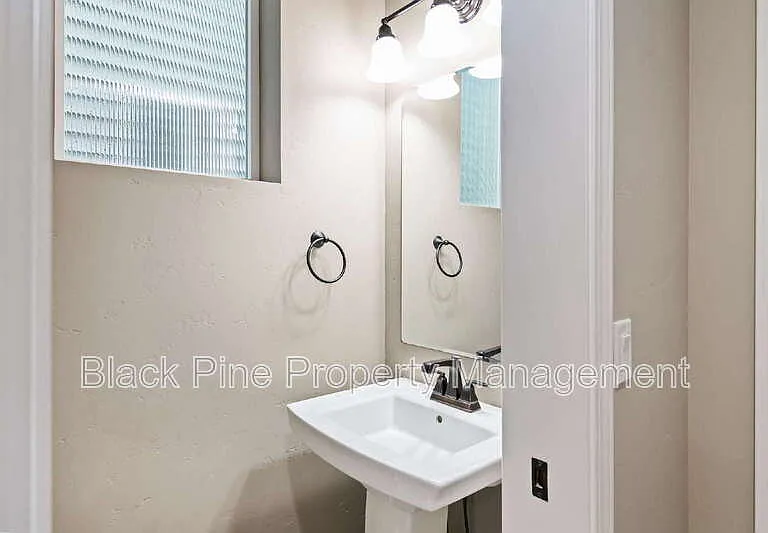 1873 N Justin Ave — Photo 29