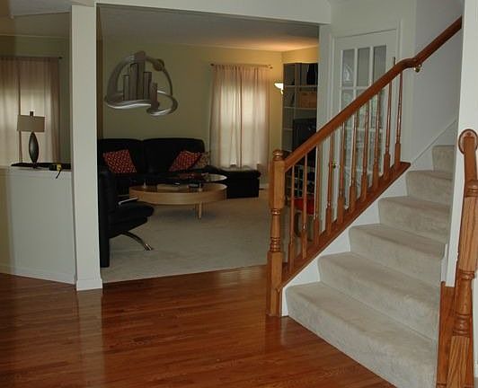Foyer w/ HW floors