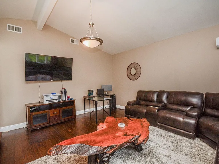 1402 Chestnut Ridge Rd — Photo 12