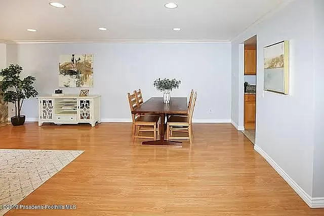 1236 N Columbus Ave — Photo 2
