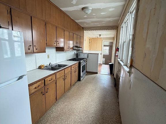 3rd image of 320 Miller St