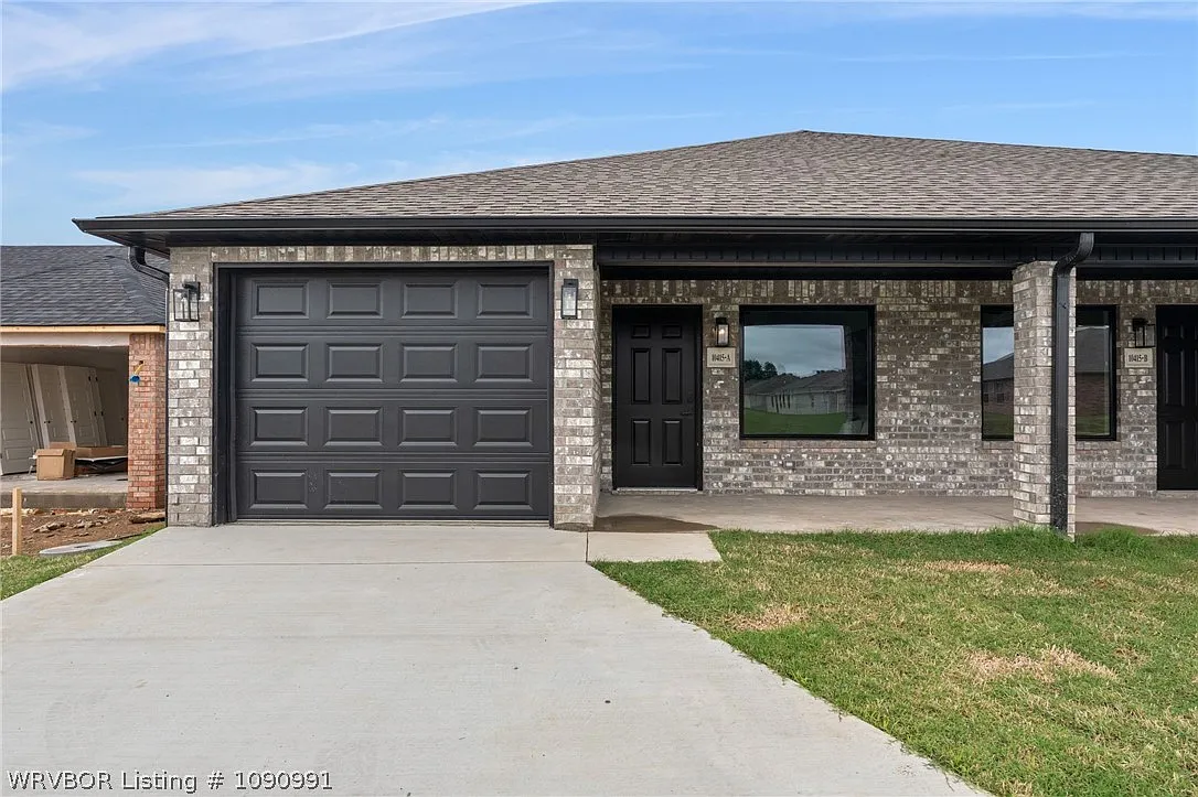 3 bed, 2.0 bath, 2322 sqft, $1,500 — Photo 2