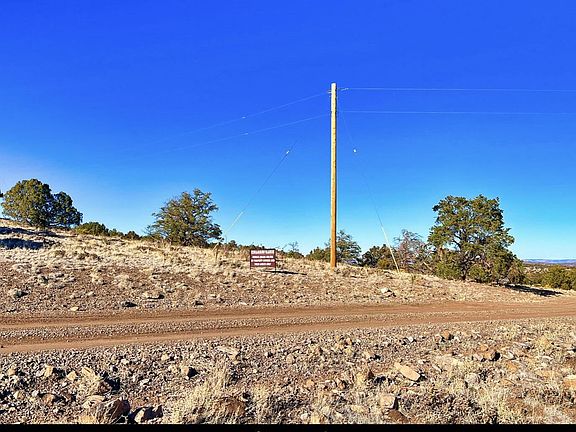 4th image of E Red Hill Dr