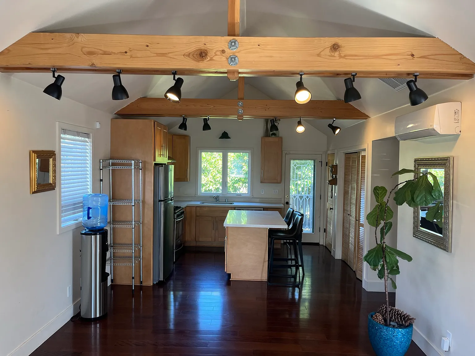 3 bed, 1100 sqft, $3,295 — Photo 4