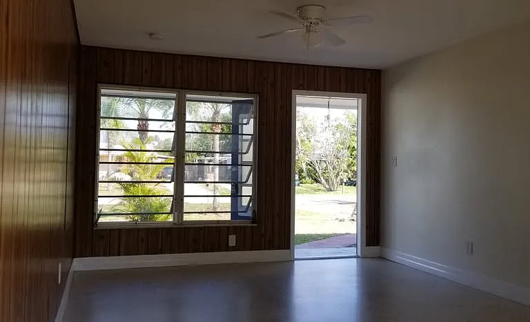 1110 Westminster St W — Photo 2