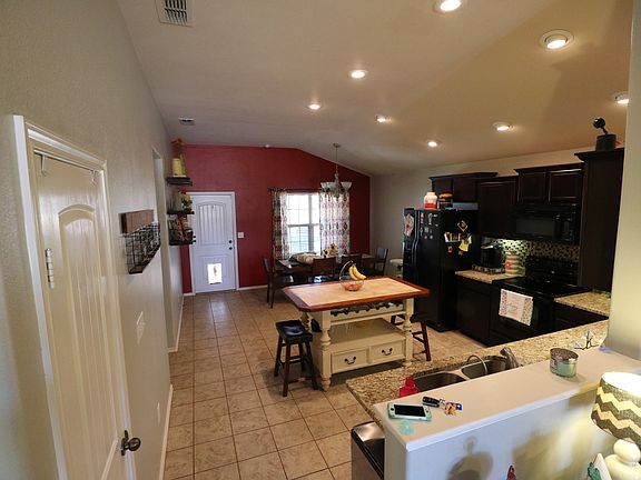 4th image of 815 Nolan Ryan Dr