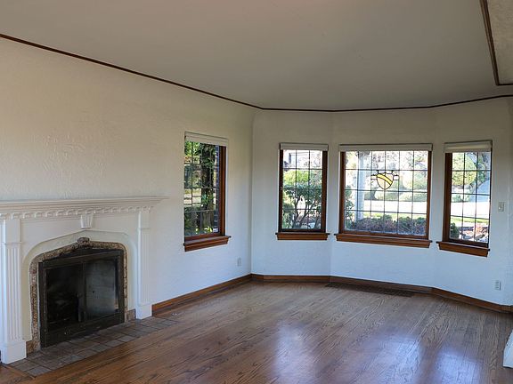 3rd image of 2466 Montavista Pl W