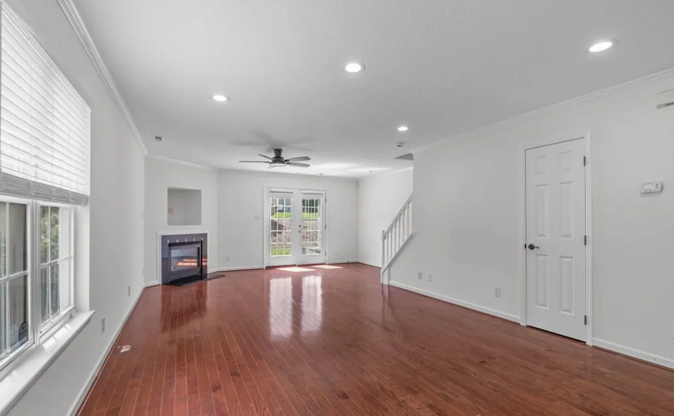 3 bed, 2.5 bath, 1943 sqft, $2,050 — Photo 3