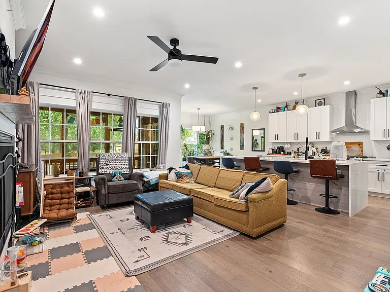 1108 Holloway St — Photo 3