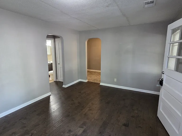 324 N Gordon Ave — Photo 3