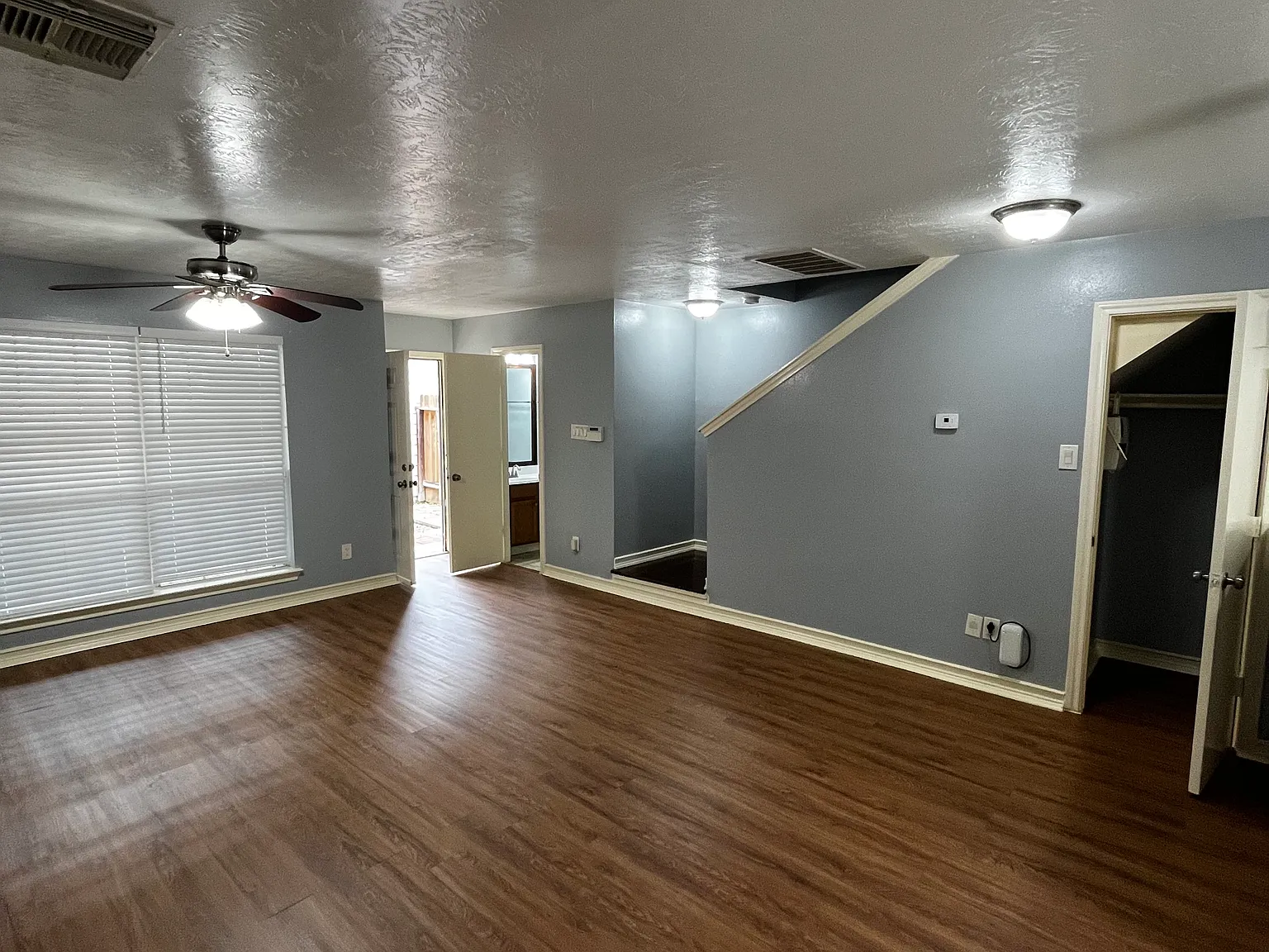 3 bed, 2.5 bath, 1350 sqft, $2,100 — Photo 3