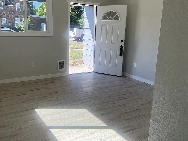 1022 E 20th St — Photo 3