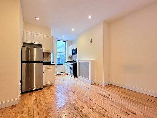 1st image of 613 9th Ave #2V