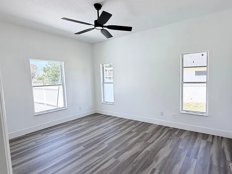 906 Berwick Dr — Photo 58