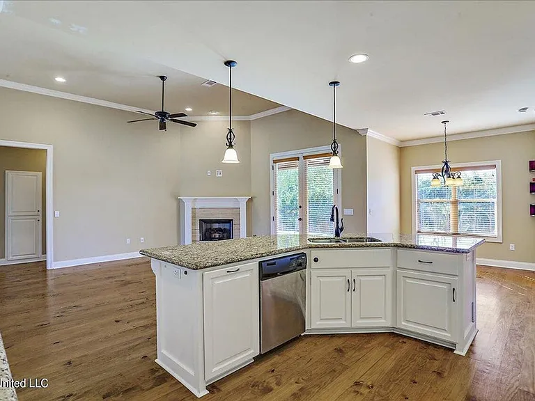 987 N Azalea Dr — Photo 10