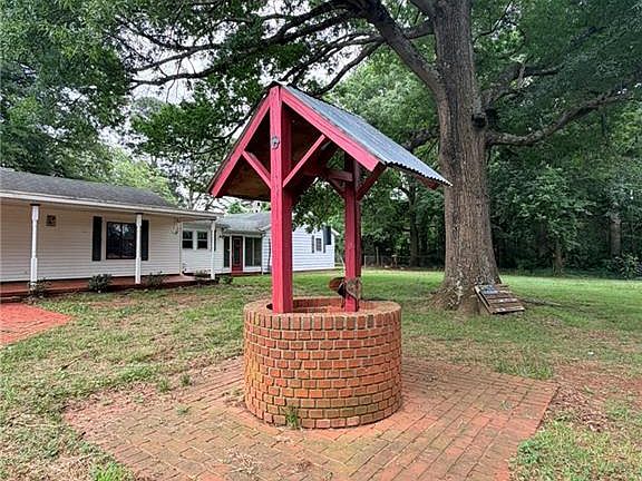 4th image of 2940 Shue Rd