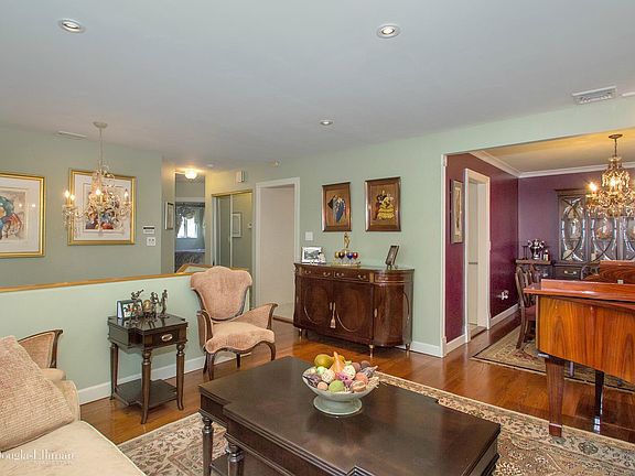 4th image of 69 Barry Ln E