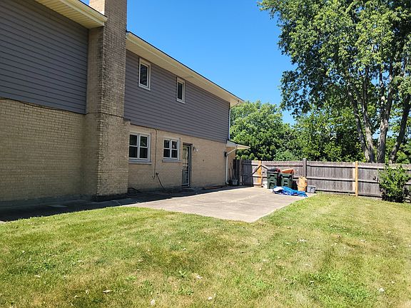 3rd image of 425 S Arlington Heights Rd