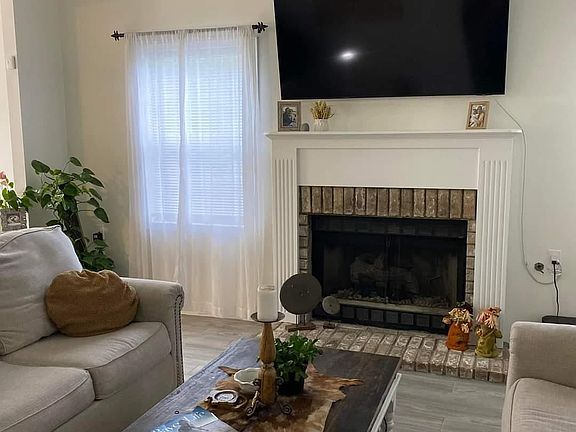 3rd image of 400 Foxwood Dr
