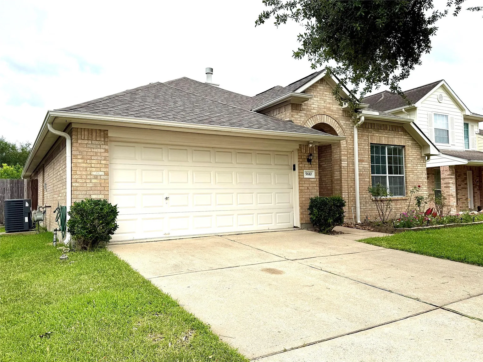 3 bed, 2.0 bath, 1900 sqft, $1,990 — Photo 2