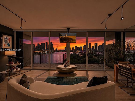 5th image of 1000 Venetian Way #810